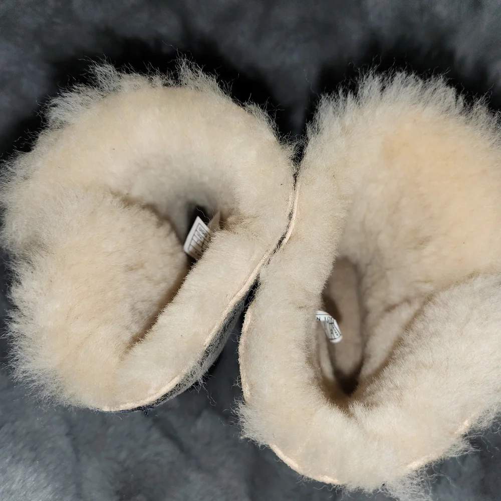 UGG Size 7 Short Dylan Boots - Picture 5 of 7